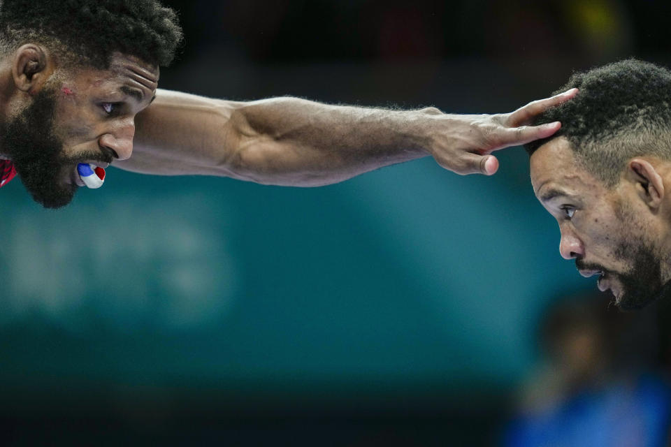 El estadounidense Nahshon Garrett (izquierda) y el cubano Alejandro Valdés compiten en la final de lucha estilo libre, dentro de la división de los 65 kilogramos en los Juegos Panamericanos de Santiago, el 2 de noviembre de 2023 (AP Foto/Matías Delacroix).