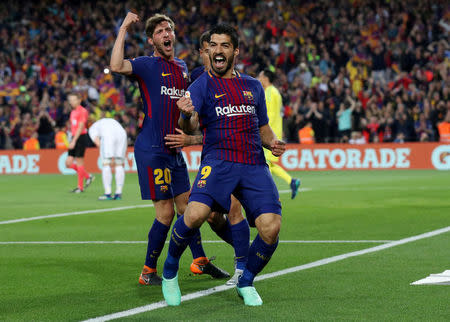 Soccer Football - La Liga Santander - FC Barcelona v Real Madrid - Camp Nou, Barcelona, Spain - May 6, 2018 Barcelona's Luis Suarez celebrates scoring their first goal with Sergi Roberto REUTERS/Albert Gea