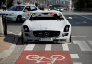 Como bicicleta que sigue siendo, el Mercedes de Burek puede transitar por el carril bici, aunque tal y como se aprecia en las fotos, el vehículo sobrepasa ligeramente las medidas de esta vía especial.<br><br>Foto: REUTERS/Kacper Pempel