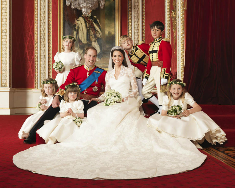 <p>Como decíamos, esa imagen se ha convertido ya en una tradición. Lo hicieron también en 2011 el príncipe Guillermo y Kate Middleton, aunque ellos y sus pajes y damitas posaron más formales. Por cierto que esta es la única foto oficial de aquella boda en la que se aprecia la cola del vestido de la novia, un diseño de Alexander McQueen. (Foto: Gtres). </p>