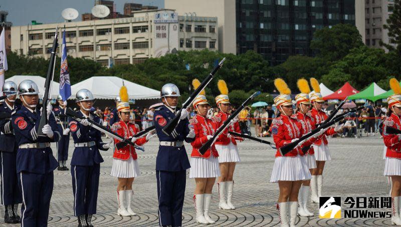 ▲第六屆全國高級中等學校「愛國都儀YOUNG」儀隊決賽，冠軍隊伍莊敬高職精湛演出。（圖／記者呂炯昌攝，2023.07.01）