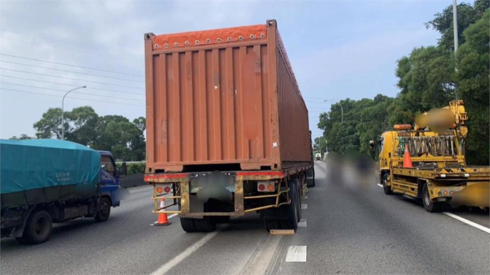 國1聯結車貨櫃脫落卡車道！　駕駛急閃險象環生