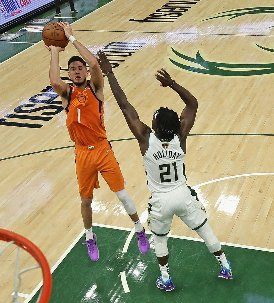 Devin Booker（左）轟入42分亦無補於是。