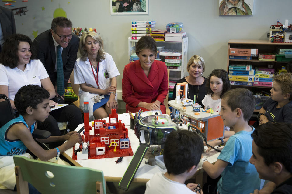 <p>Die amerikanische First Lady besuchte zudem das Necker-Hospital, Frankreichs größtes Kinderkrankenhaus. (Bild: AP Photo/Kamil Zihnioglu) </p>