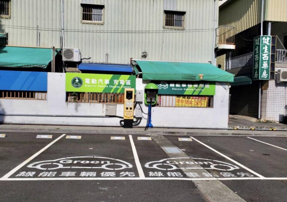 台南電動車數量激增，交通局指將於停車場增設充電樁。（記者林雪娟攝）