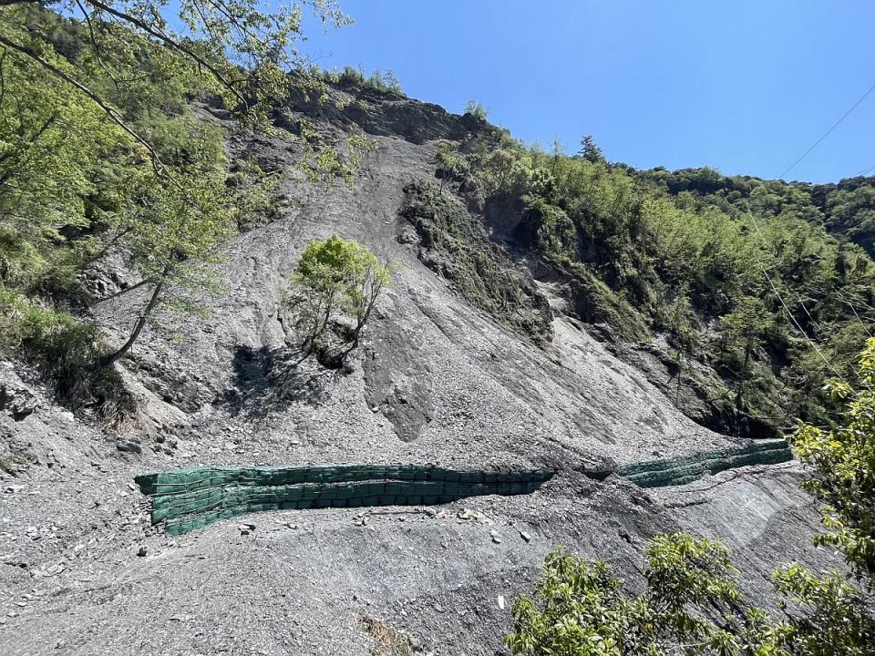 能高越嶺西段國家步道落石。（圖：南投分署提供）