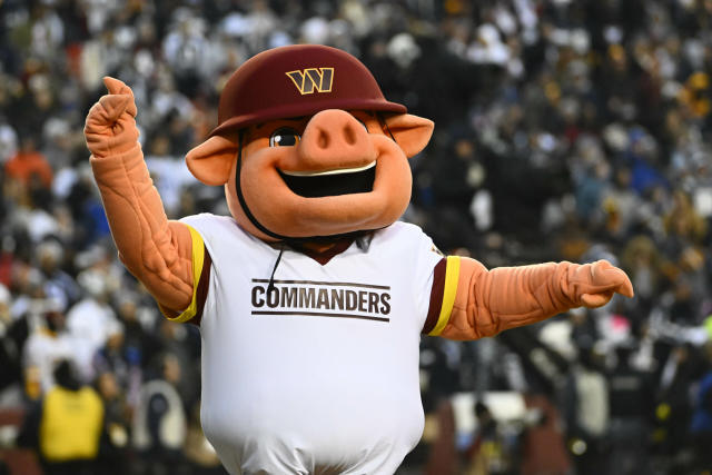 WATCH: Commanders use mascot to reveal schedule