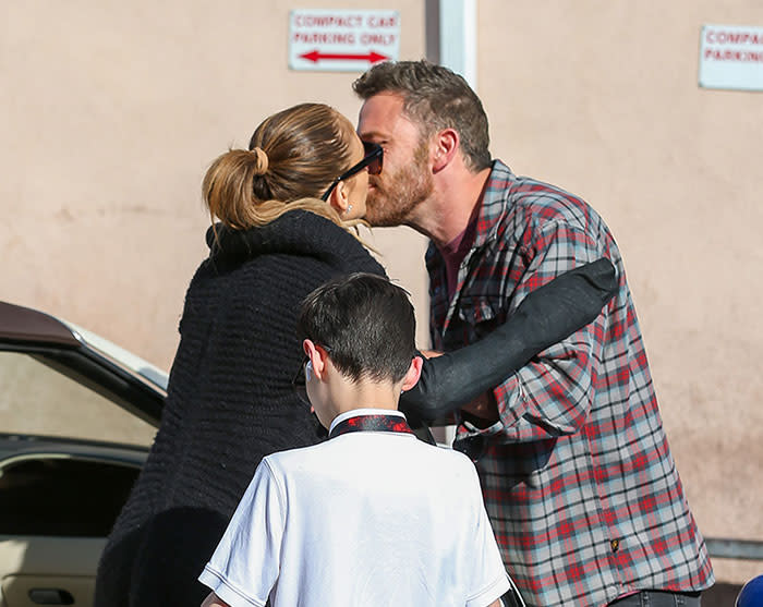 Jennifer Lopez y Ben Affleck se besan delante de Max, el hijo de la cantante