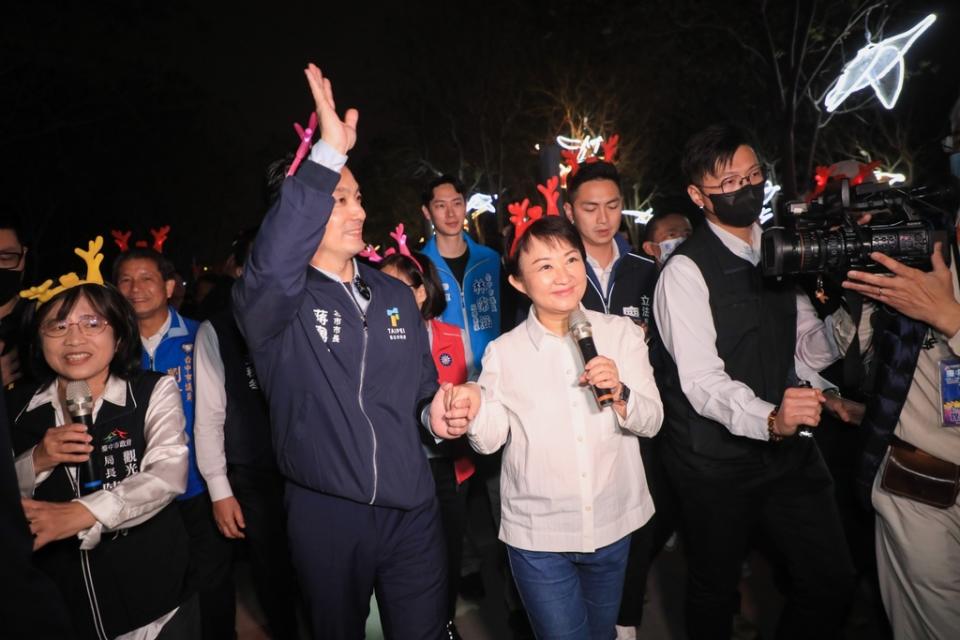 《圖說》中台灣燈會遊客眾多，盧秀燕暖心牽著蔣萬安，避免遭到推擠碰撞。