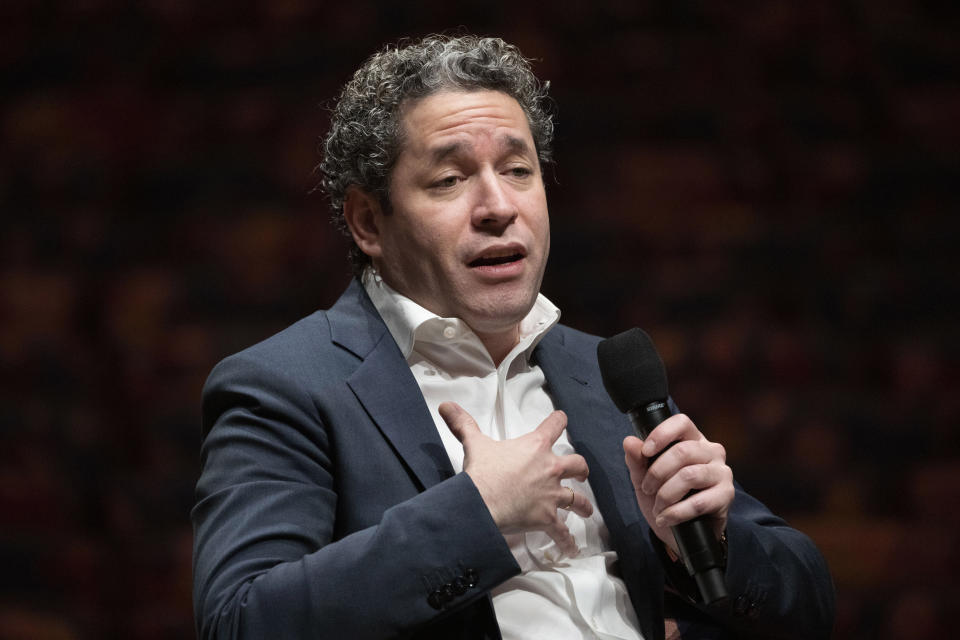 Gustavo Dudamel es presentado como el 27o director artístico y musical de la Filarmónica de Nueva York el 20 de febrero de 2023 en la renovada Sala David Geffen en el Lincoln Center para las Artes Escénicas en Nueva York. (Foto AP/John Minchillo)