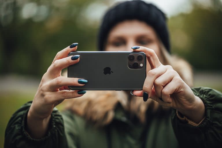 Lo ideal es tomar el autorretrato con la cámara principal del teléfono, la trasera, pero eso requiere un punto de apoyo para el celular