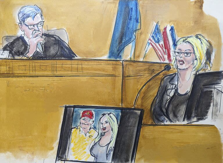 En este boceto de la sala del tribunal, Stormy Daniels testifica en el estrado de los testigos mientras el juez Juan Merchan observa en el tribunal penal de Manhattan, el martes 7 de mayo de 2024, en Nueva York