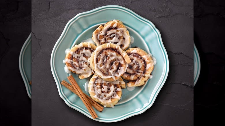 Aldi cinnamon rolls on a plate 