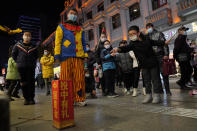 Un niño disfruta de un popular juego en una calle comercial de Wuhan. (AP Photo/Ng Han Guan)