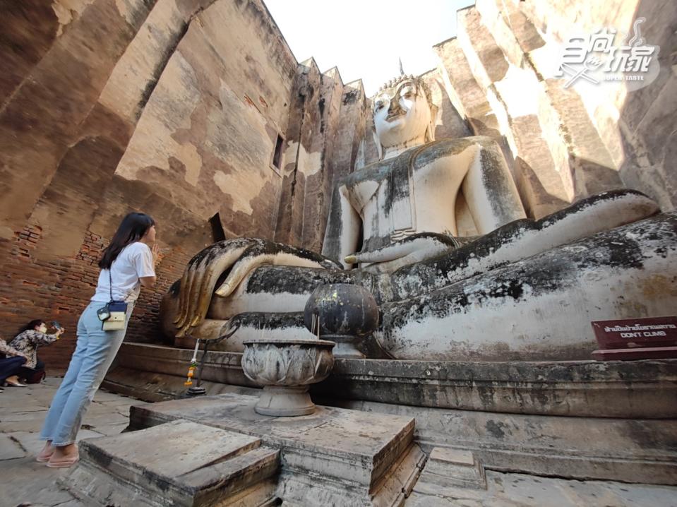 怎麼有點害羞啊？泰國「700年巨佛」躲好躲滿，超酷佛寺成打卡亮點