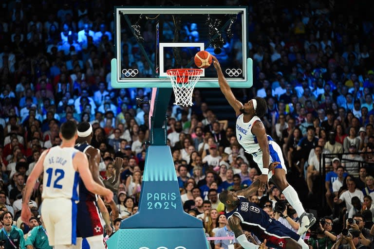 Guerschon Yabusele, de Francia, encesta el balón sobre LeBron James, de Estados Unidos, en la final de básquet masculino por la medalla de oro durante los Juegos Olímpicos de París 2024