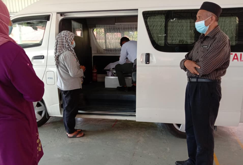 Muhammad Haikal couldn’t hold back the tears when the hearse carrying his father’s body arrived at his school. —  Picture via Facebook/Badariah Mohd Mohaidin