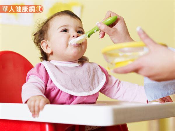 嬰兒餵母乳就好？何時可添副食品？讓小兒科醫師來解答