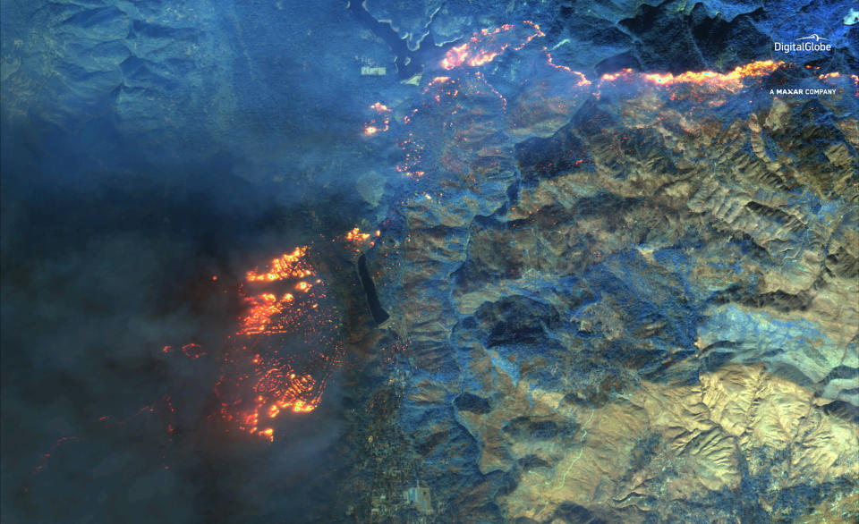 Las llamas de incendio Camp Fire en el norte de California vistas por el satélite WorldView-3 de la empresa privada DigitalGlobe. (Space.com)