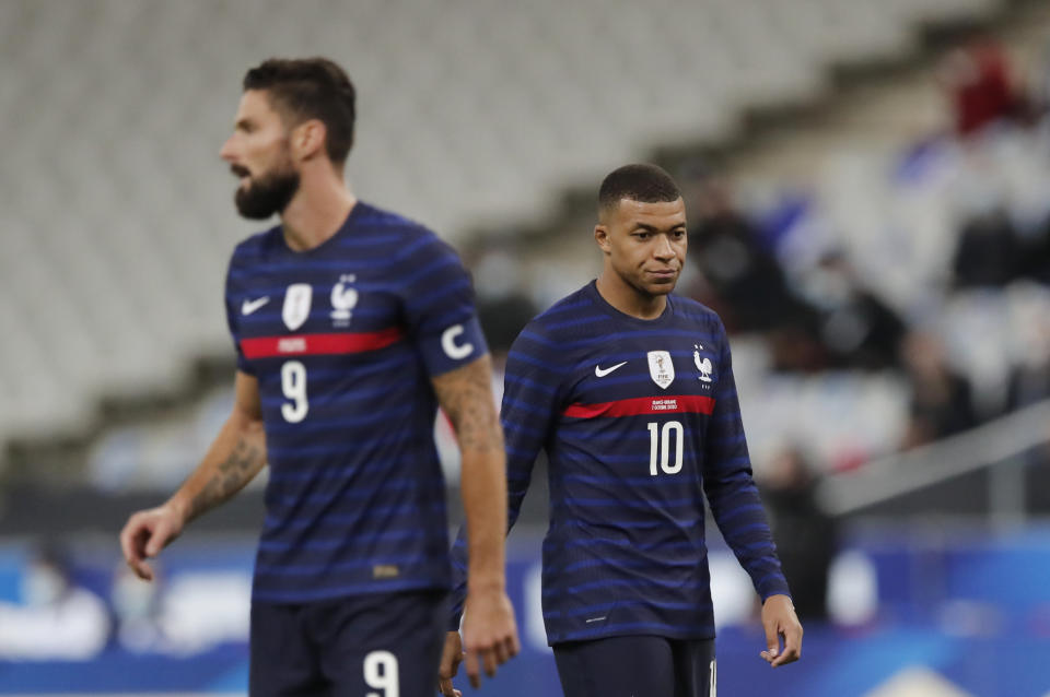 Zwischen Kylian Mbappé (r.) und Olivier Giroud gibt es Knatsch. (Bild: Reuters)