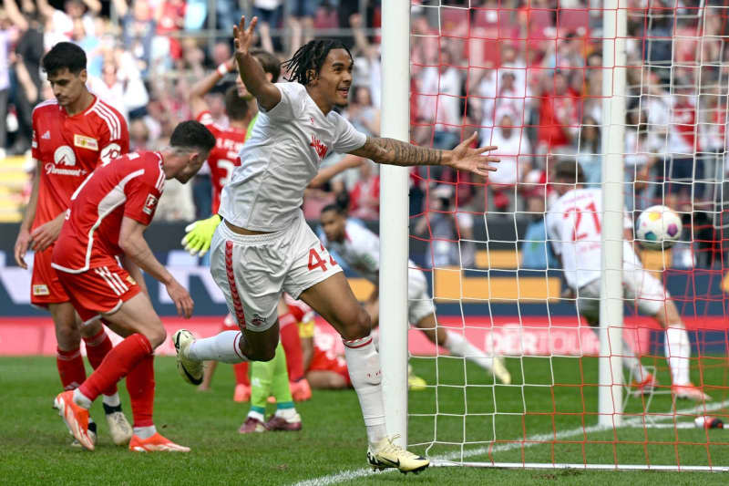 Cologne's Damion Downs celebrates scoring his side's third goal during the German Bundesliga soccer match between 1. FC Cologne and 1. FC Union Berlin at the RheinEnergieStadion. Federico Gambarini/dpa