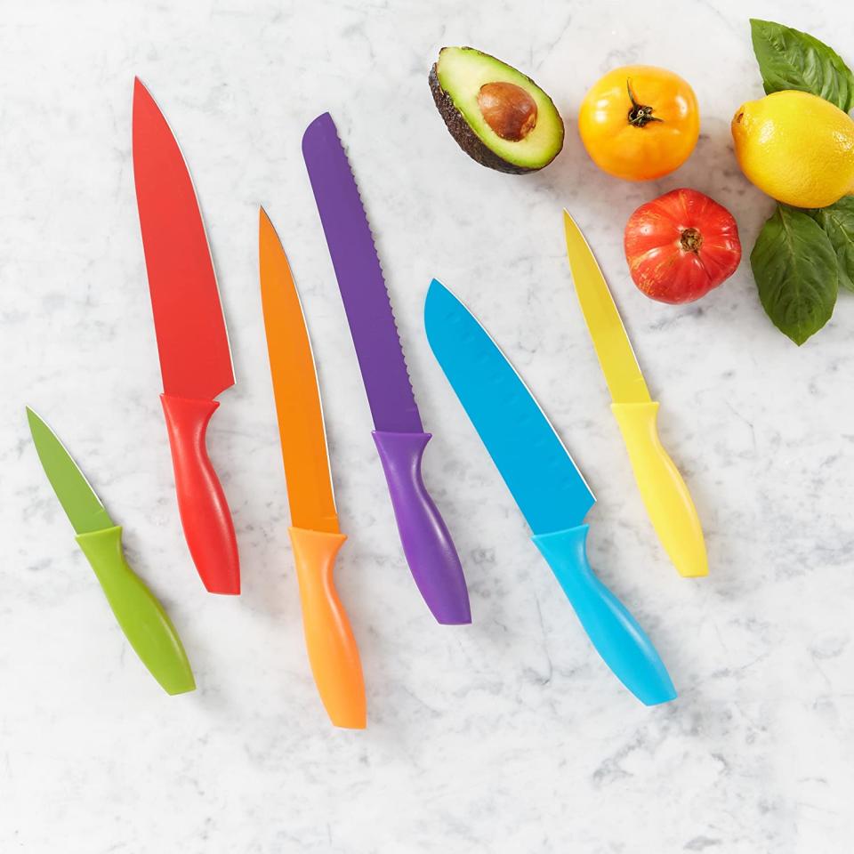 Amazon Basics - Juego de cuchillos de cocina codificados por colores, 6 cuchillos con 6 protectores de hoja
