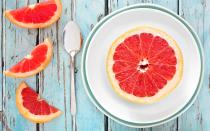 <p>Sie sind das ideale Diät-Nahrungsmittel: Grapefruits. Neben nur 50 Kalorien pro 100 Gramm ist die Zitrusfrucht auch noch reich an Vitamin C, hat einen hohen Wasseranteil und regt den Stoffwechsel an. (Bild: iStock / jenifoto)</p> 