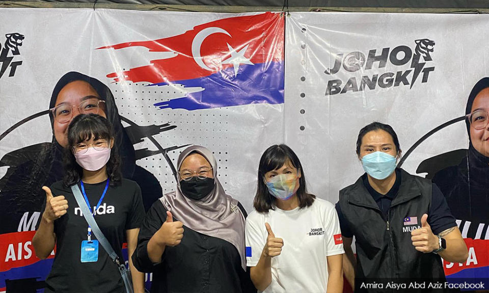 Amira Aisya (second from left) in one of her campaigns for the Puteri Wangsa seat with, among others, Kulai MP Teo Nie Ching