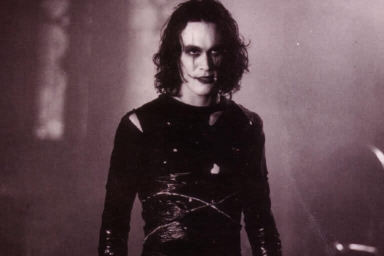 Brandon Lee murió durante el rodaje de la película El cuervo, por una bala que impactó en el abdomen (Foto: IMDb)