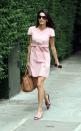 <p>Une nouvelle version de la belle robe de jour rose accessoirisée de chaussures dépareillées. (Photo par Splash News)</p>