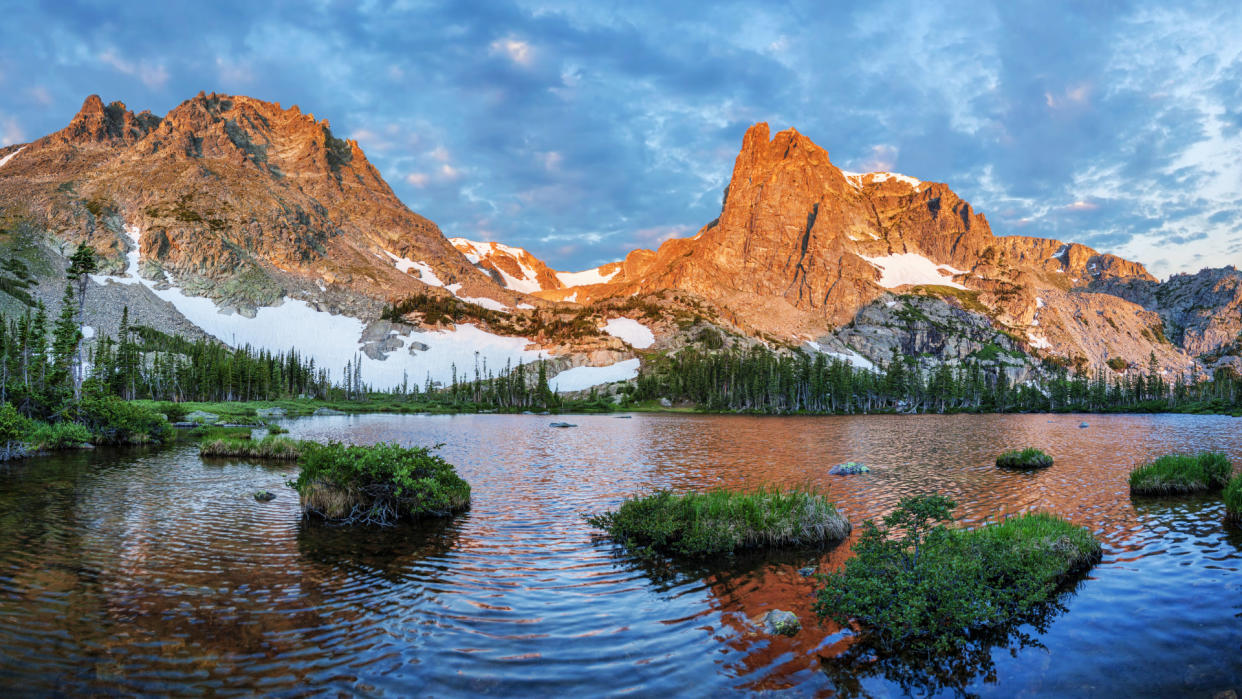  A lake in Rocky Mountain National park at sunset. 