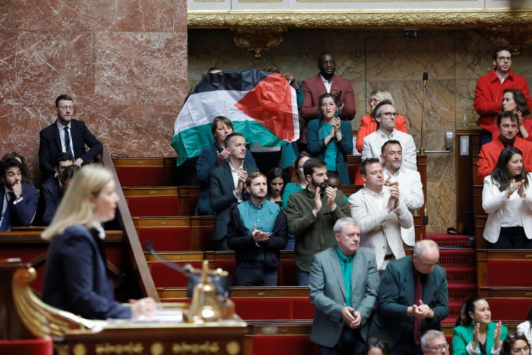 Im französischen Parlament ist es am Dienstag zu einem Tumult gekommen, weil eine linkspopulistische Abgeordnete eine Palästinenserflagge enthüllte. (GEOFFROY VAN DER HASSELT)