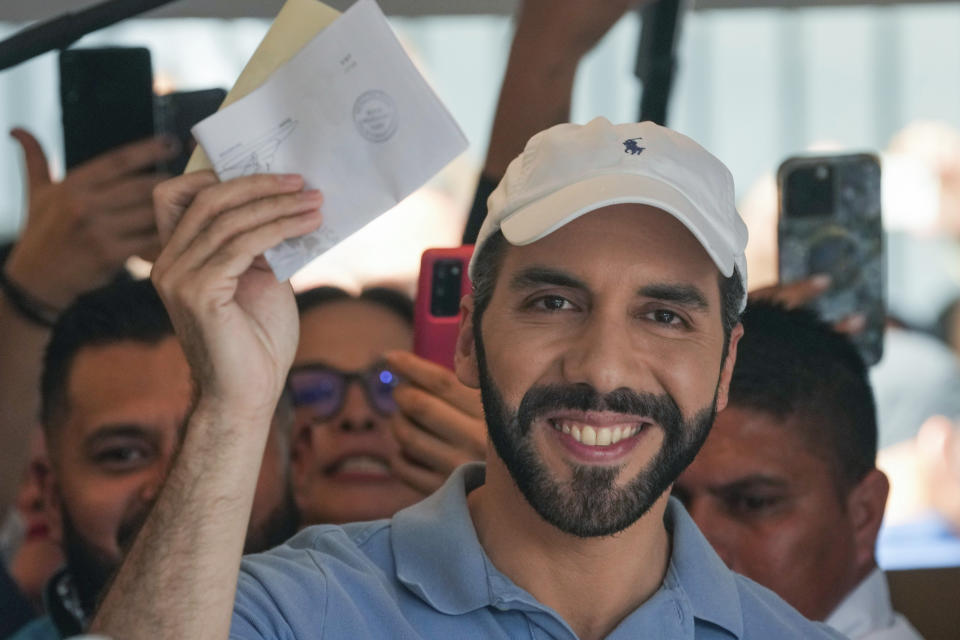 El presidente de El Salvador, Nayib Bukele, que aspira a la reelección, muestra su papeleta de votación antes de votar en las elecciones generales, en San Salvador, El Salvador, el domingo 4 de febrero de 2024. (AP Foto/Moisés Castillo)