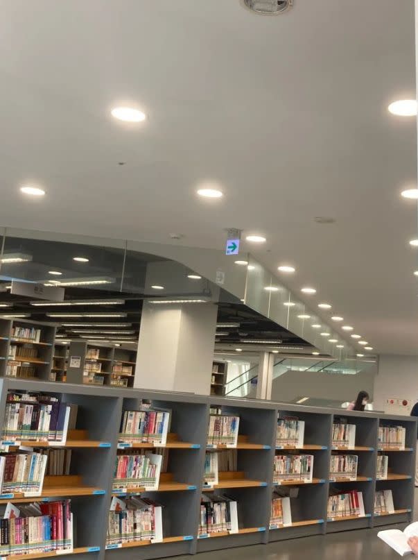 ▲圖書館天花板上的玻璃看似無用，但在火災時大有益處。（圖／截自Dcard）&nbsp;
