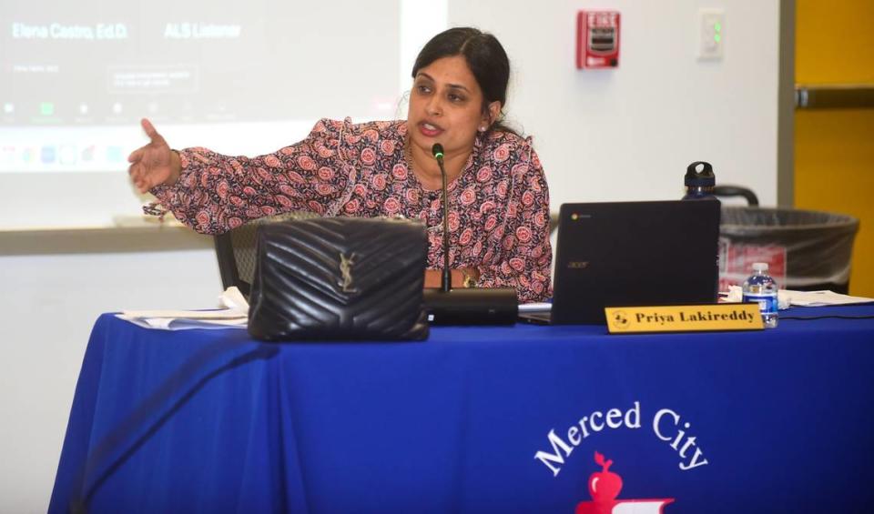 Priya Lakireddy, miembro de la junta del Distrito Escolar de la Ciudad de Merced, habla durante una reunión de la junta, el martes 26 de septiembre de 2023, en Ada Givens Elementary, en Merced, California.