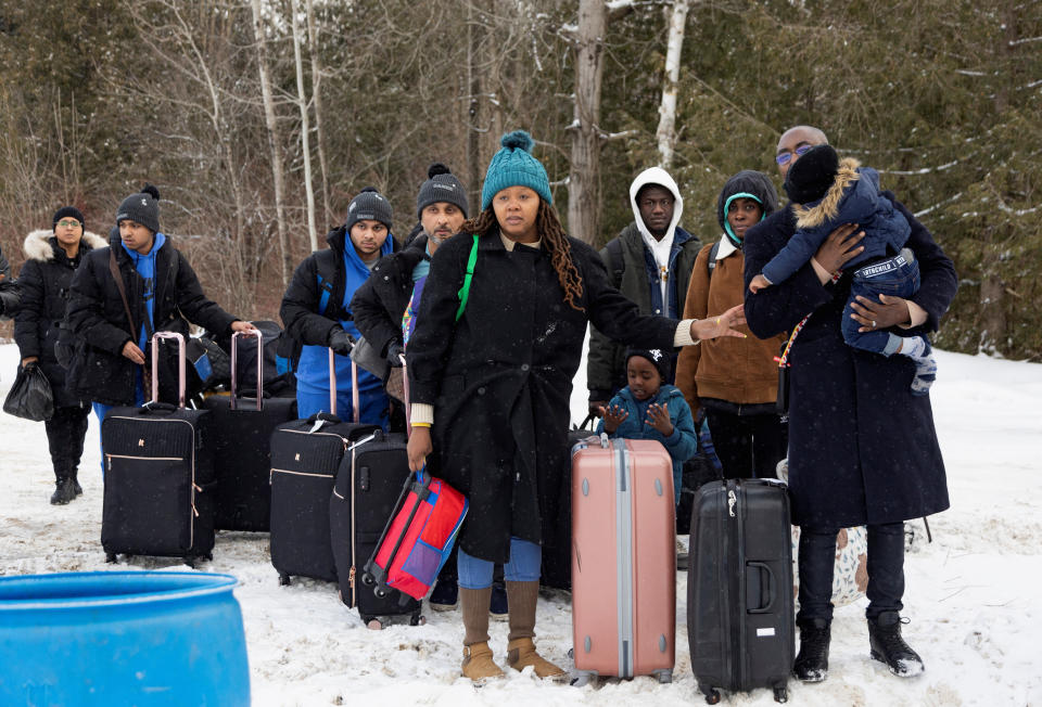 Personas buscando asilo en Canada en la frontera Roxham Road REUTERS/Christinne Muschi