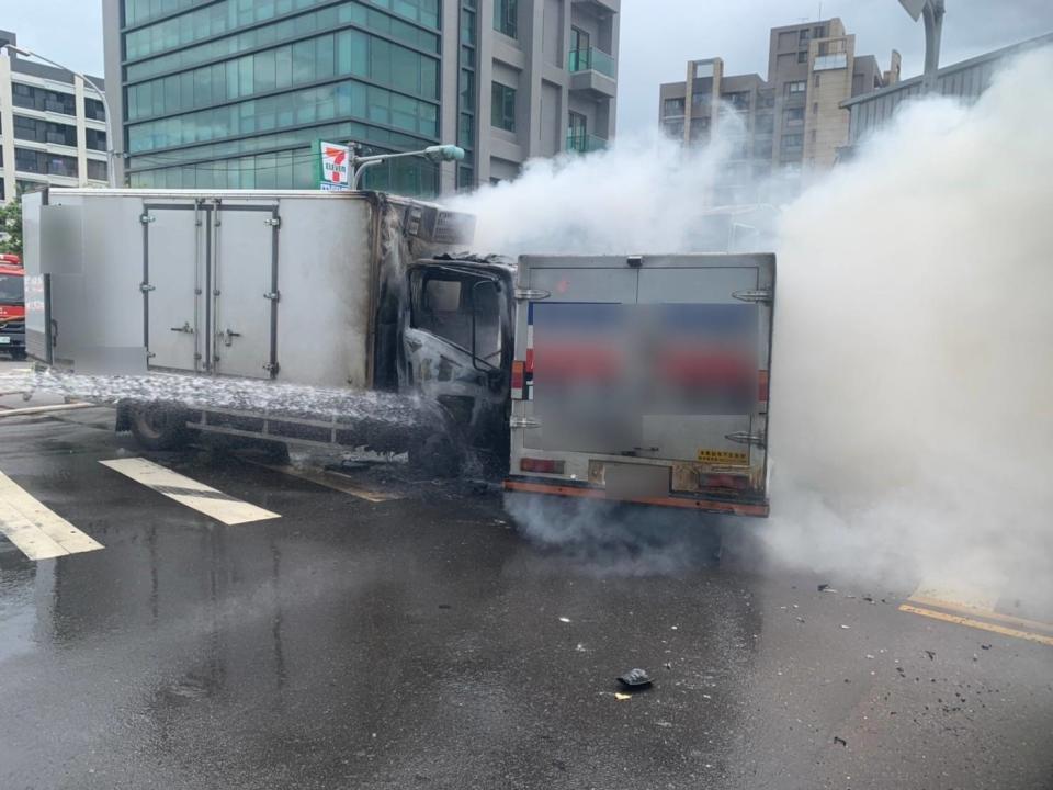 運鈔車車禍起火。（圖／東森新聞）