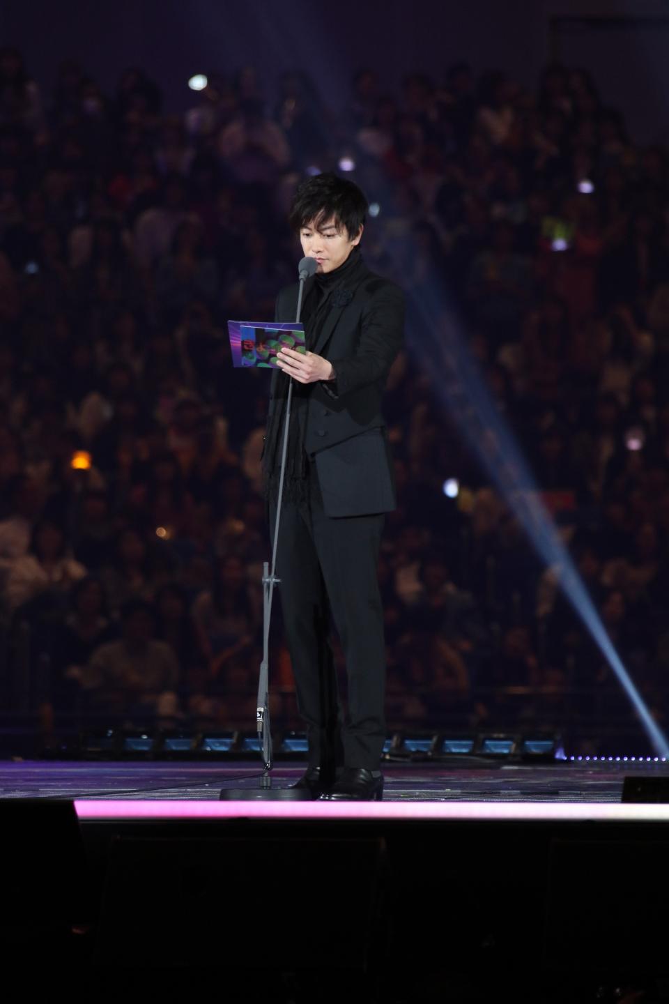 Japanese actor Takeru Satoh presenting at the 2017 MAMA in Japan. (Photo: CJ EM Corporation)