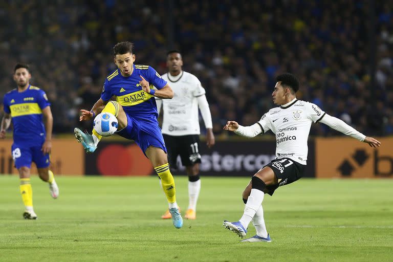 Óscar Romero tuvo una actuación pareja, comprometida en la conexión ofensiva; Du Queiroz anotó el tanto de Corinthians en La Boca.