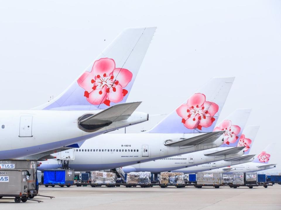 中華航空近期跟進實施旅客搭機前量測體重。（圖：華航臉書）