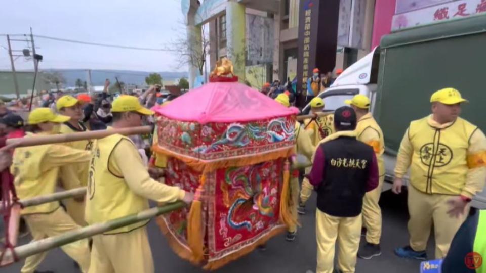 「粉紅超跑」對著路邊小貨車不停衝撞。（圖／翻攝自白沙屯媽祖網路電視台YouTube）