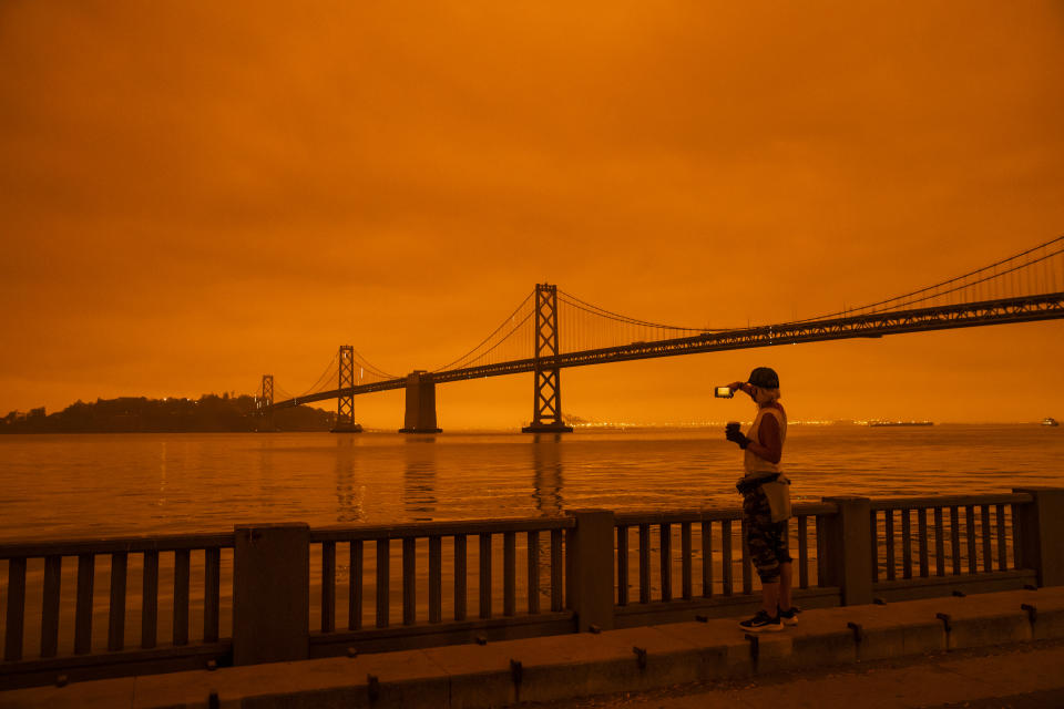 Der Rauch verschiedener Waldbrände taucht die Umgebung der Golden Gate Bridge in San Francisco in ein orangefarbenes Licht. Insgesamt waren bis Ende November 9.279 verschiedene Feuer in Kalifornien gemeldet worden – dabei wurden mindestens 31 Menschen getötet, knapp 16.800 Quadratkilometer Wald vernichtet und rund 10.500 Gebäude zerstört. (Bild: Getty Images)