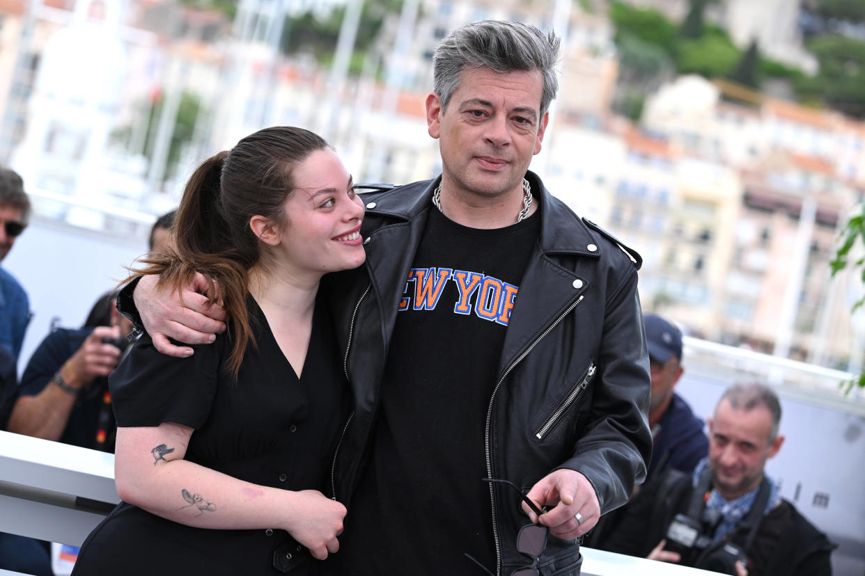 Anna Biolay et son père, le chanteur et acteur Benjamin Biolay, jeudi 18 mai à Cannes.