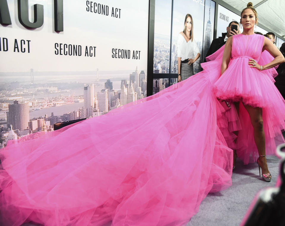 <p>JLo tiñó de rosa la <em>premiere</em> de ‘Second Act’ (2018) en Nueva York con un diseño de Giambattista Valli que acaparó toda la atención mediática. (Foto: Daniel Zuchnik / Getty Images). </p>