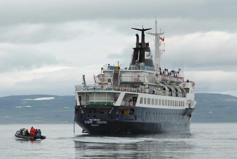 El Lyubov Orlova, barco ruso registrado en Malta, en el sur de la isla Baffin, en el Ártico canadiense. Kike Calvo via AP Images