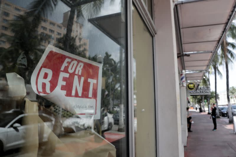 ARCHIVO - En esta foto de archivo del 13 de julio de 2020 se aprecia un letrero de “Se alquila” colgado en una tienda cerrada durante la pandemia de coronavirus en Miami Beach, Florida. Después de haber soportado lo que seguramente fue una caída récord durante el último trimestre, la economía estadounidense afronta una perspectiva oscura a medida que la reaparición del coronavirus intensifica las dudas sobre la probabilidad de que se produzca una recuperación sostenida durante el resto del año. (Foto AP/ Lynne Sladky)