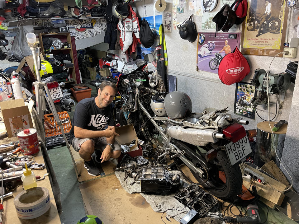 Mikel Bereziartua, el youtuber Rekadista, con una de sus motos desmontadas. Foto: cortesía de Mikel Bereziartua. 