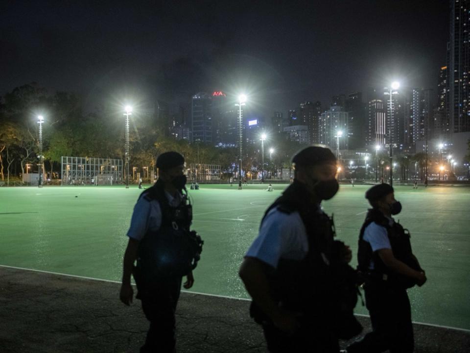2022年6月3日晚上，大批身穿防刺背心及護頸的警員在維園足球場，以橙帶及鐵馬圍封。