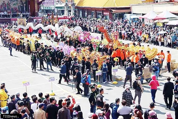 苗栗（火旁）龍節慶祥龍點睛熱鬧登場，安排神龍祈福陣，十三尾祥龍依序排出龍門隊型，讓民眾由龍尾至龍頭穿越。（記者江乾松攝）