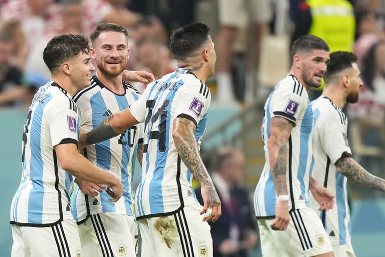 Alexis Mac Allister (20), Enzo Fernández (24) y Rodrigo De Paul, el bloque de volantes que orienta el juego de la selección argentina.